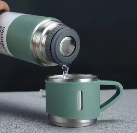 Termo de acero inoxidable de 500 ml con 3 tazas